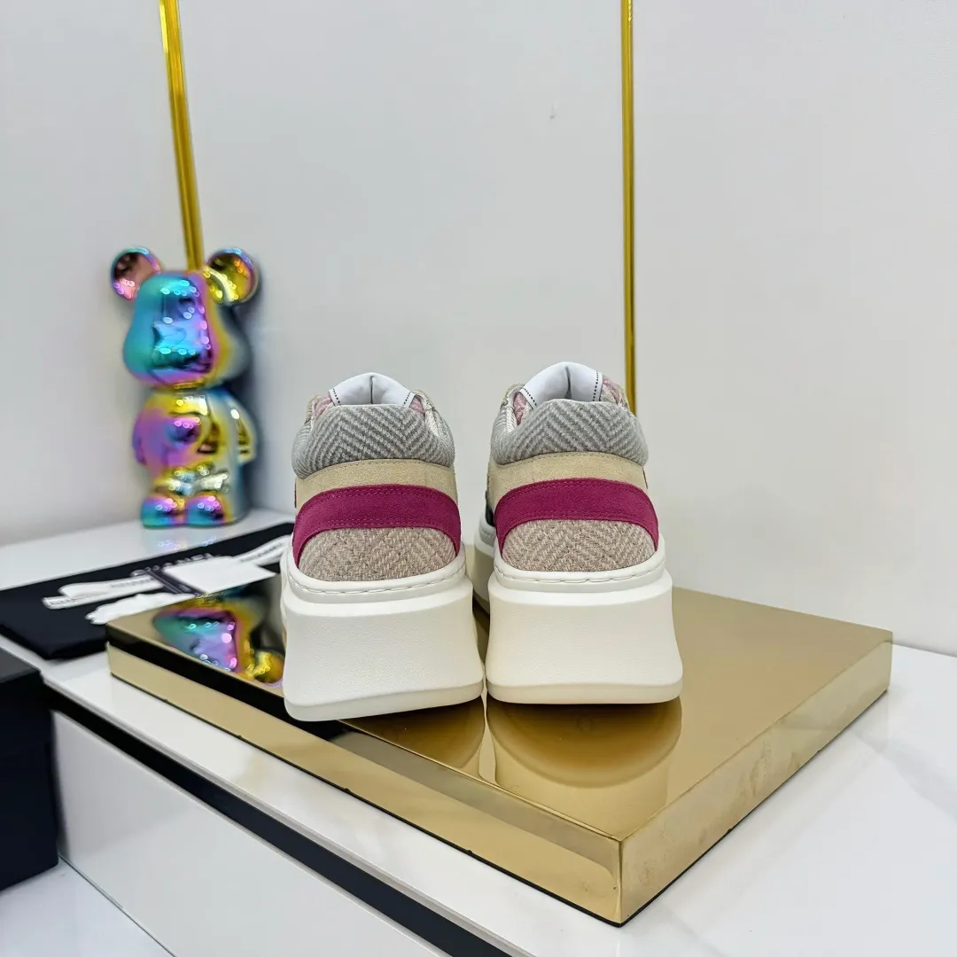 👟👟Ex-factory price 600👟👟 Upgraded version, upgraded version, upgraded version! No rebuttal accepted! ! ! ! Chanel Chanel panda shoes! 2025 counter's top casual sports shoes. This classic design; the upper is electro-embroidered with a variety of techniques; the outsole is fashionable and sporty; the unusual inclusion of a variety of color matching elements... The diversified mix and match is very good-looking and versatile, and can be used for leisure, fashion, sports, and outdoor... ꫛꫀꪝ Go➫ Materials: ❶Upper made of: original imported first-layer silk cowhide + original waterproof cloth + original first-layer cowhide ❷Inner lining: Original Yangli+Net ❸Outsole based on: Original TPU combination outsole Counter boutique packaging complete set for women 35–41 👉 👉 👉 👉 👉